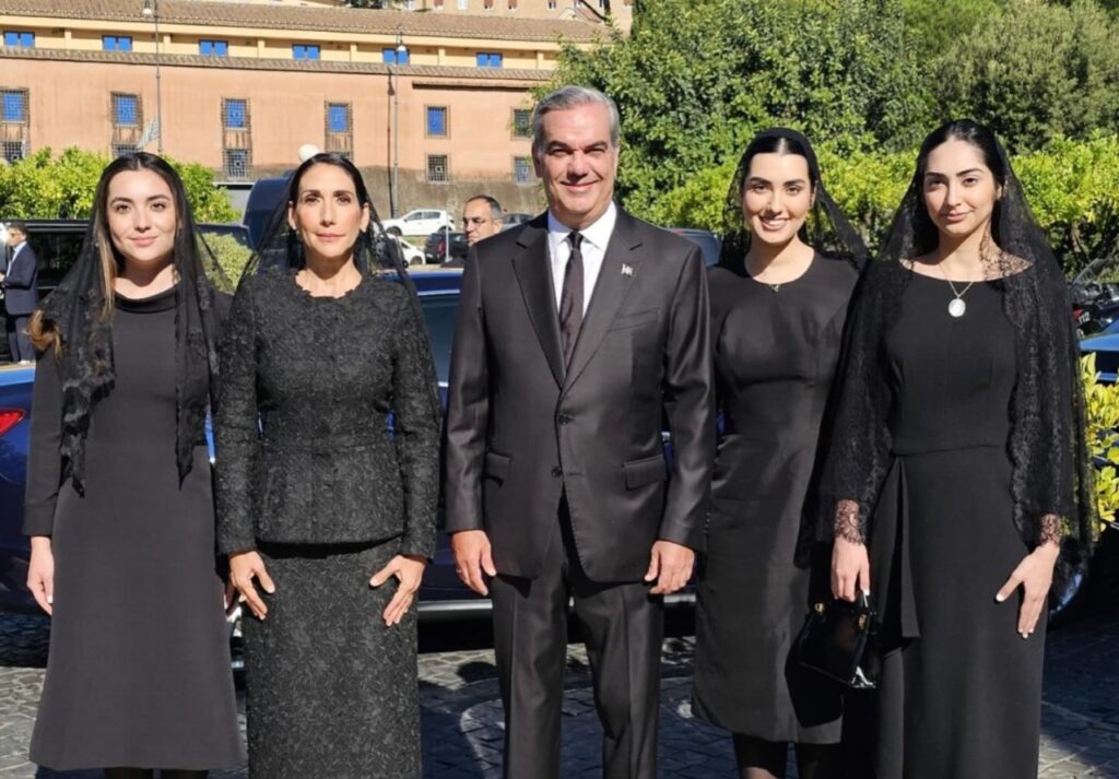 Abinader sobre críticas en redes: «A mí me dicen de todo, cualquier cantidad de calumnias» Abinader familia