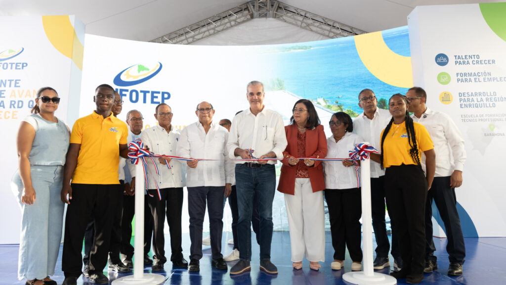 Abinader inaugura Escuela de Formación Técnico Profesional Guarocuya, en Barahona Barahona