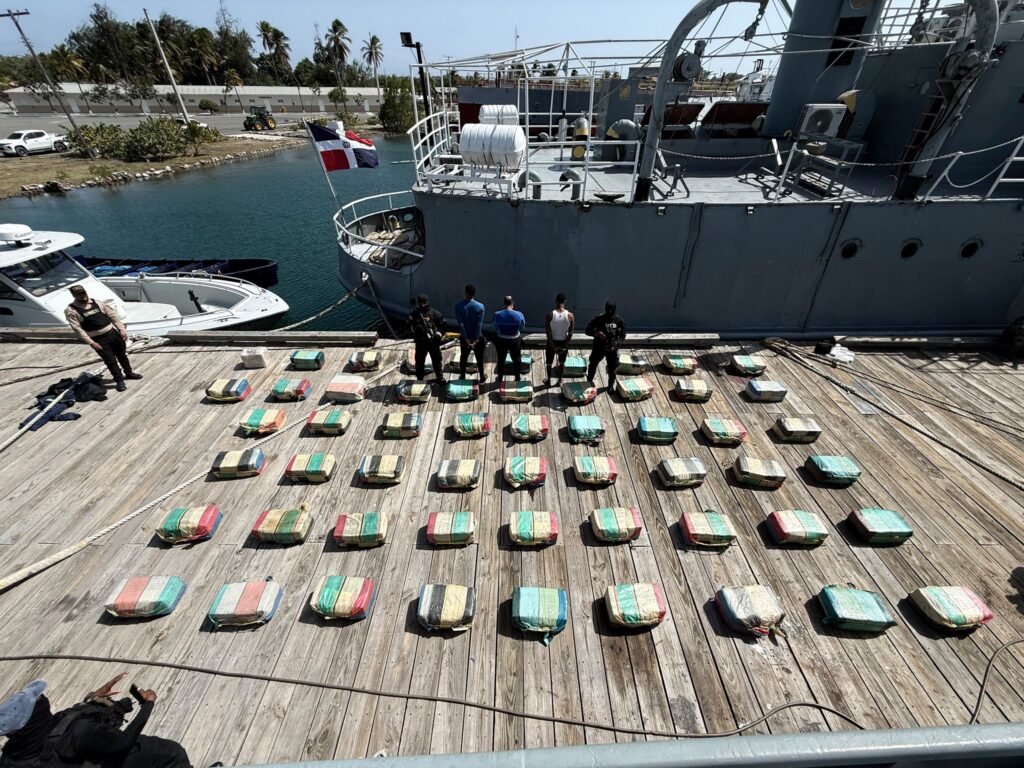DNCD ocupa 1,360 paquetes de presunta cocaína tras persecución marítima en Baní dncd