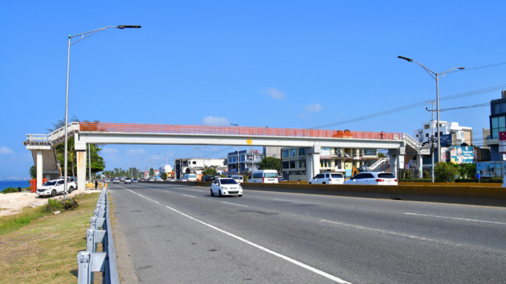 Obras Públicas cerrará parcialmente la autopista Las Américas para desmontar puente peatonal Obras Públicas