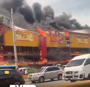 Incendio de gran magnitud consume las instalaciones de LyR Comercial en la autopista Las Américas LyR Comercial