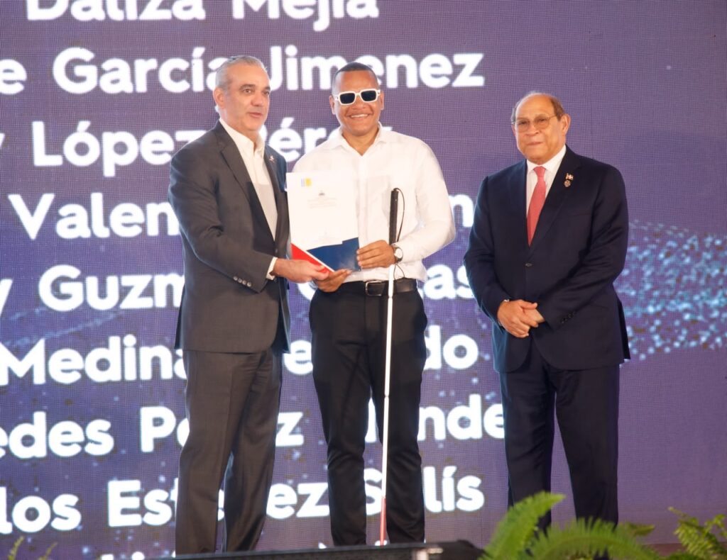 Abinader entrega 1,500 becas internacionales para cursar programas de especialización, maestrías y doctorados en universidades del extranjero becas