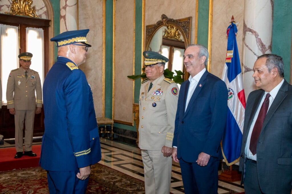 Abinader juramenta nuevos comandantes militares y al director de la Policía Nacional abinader