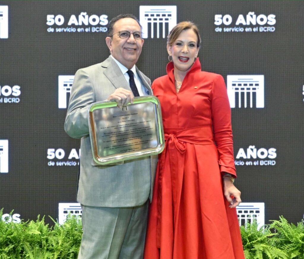 Héctor Valdez Albizu continúa como gobernador del Banco Central de República Dominicana