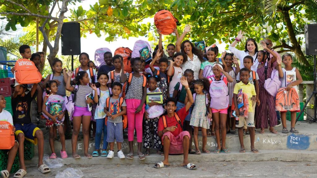 Nati Casado logra retirar casi una tonelada de plástico de La Ciénaga de Cabarete, en un intercambio por útiles escolares Cabarete