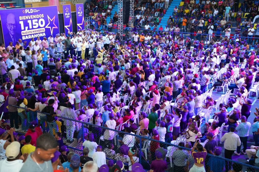 Danilo Medina juramenta 1,150 nuevos miembros del PLD en Barahona Danilo Medina