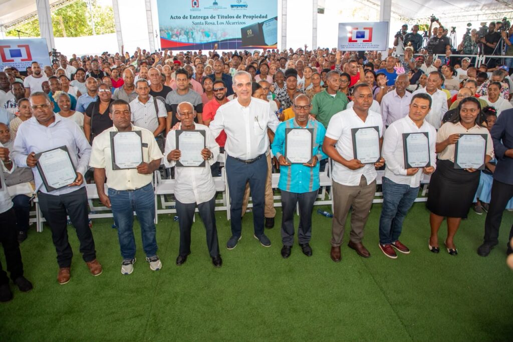 Abinader entrega 1,750 títulos de propiedad y anuncia otros 1,800 para Los Alcarrizos títulos de propiedad