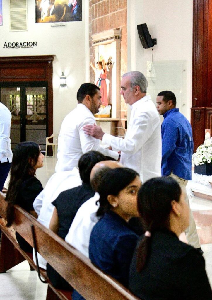 Abinader participa en misa novenario por fallecimiento de madre de Miguel Medina Abinader acompaña a Miguel Medina