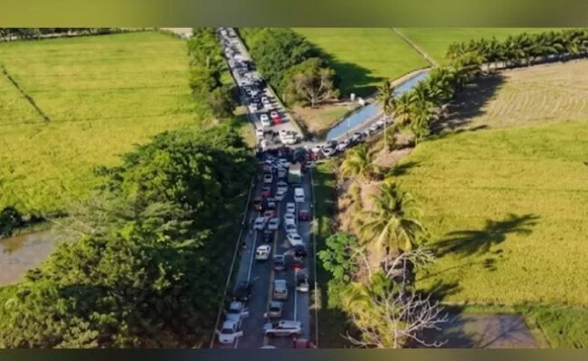 Productores de arroz bloquean la autopista del Nordeste por las importaciones arroz