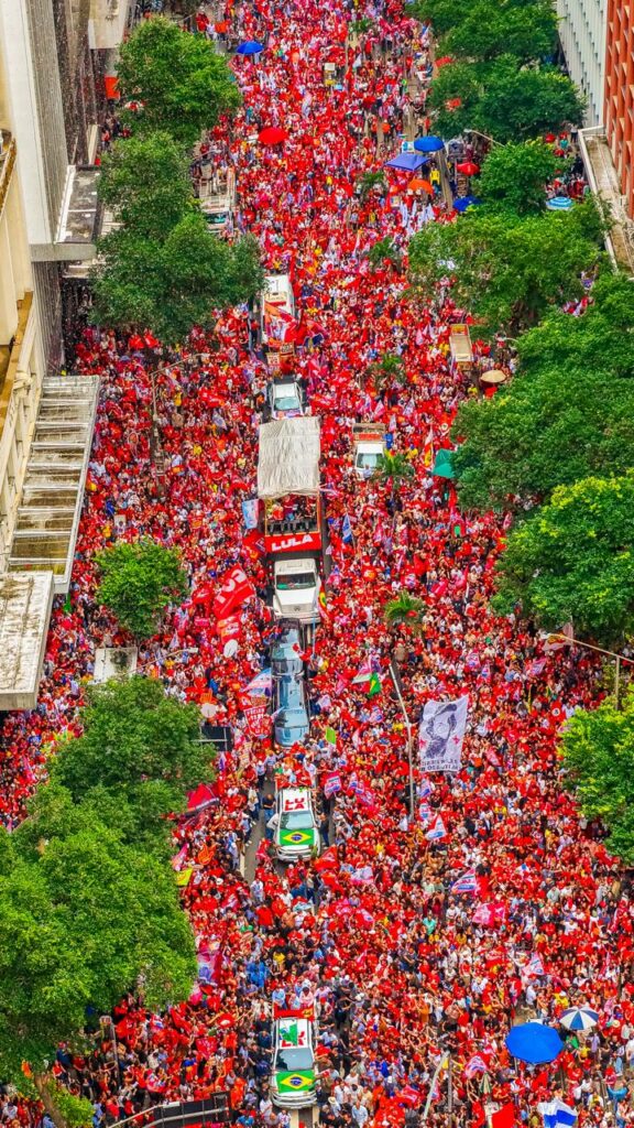 Lula pide «matar la desgracia» y vencer a Flávio Bolsonaro en la primera vuelta de las elecciones en Brasil Flávio Bolsonaro
