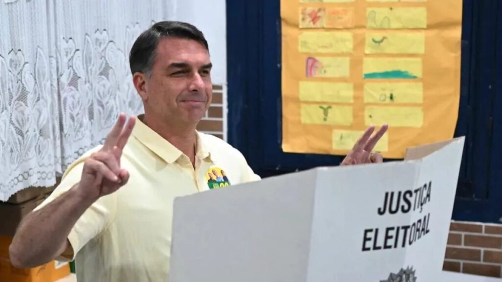 «Brasil necesita cambio», dice Flávio Bolsonaro al votar en las presidenciales de Brasil Flávio Bolsonaro