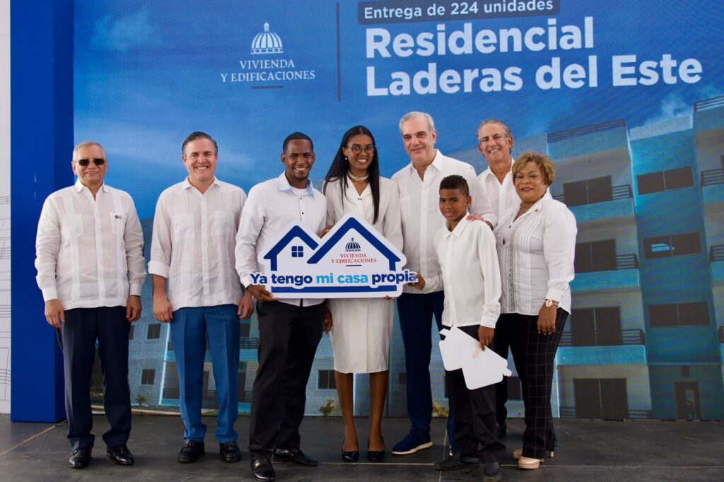 Abinader y Jean Luis Rodríguez entregan 224 apartamentos en San Antonio de Guerra