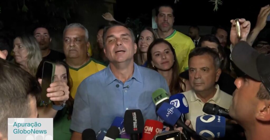 Flávio Bolsonaro explica que el resultado de la primera vuelta muestra que Brasil quiere cambio Flávio Bolsonaro