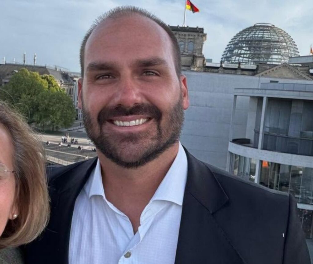La Corte Suprema de Brasil ordena que Eduardo Bolsonaro comience a cumplir una de sus condenas Eduardo Bolsonaro
