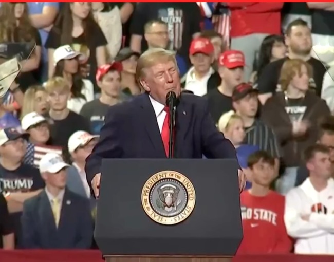 Trump llama «gordo» a un manifestante que tuvo que ser expulsado a golpes de su mitin Ohio.