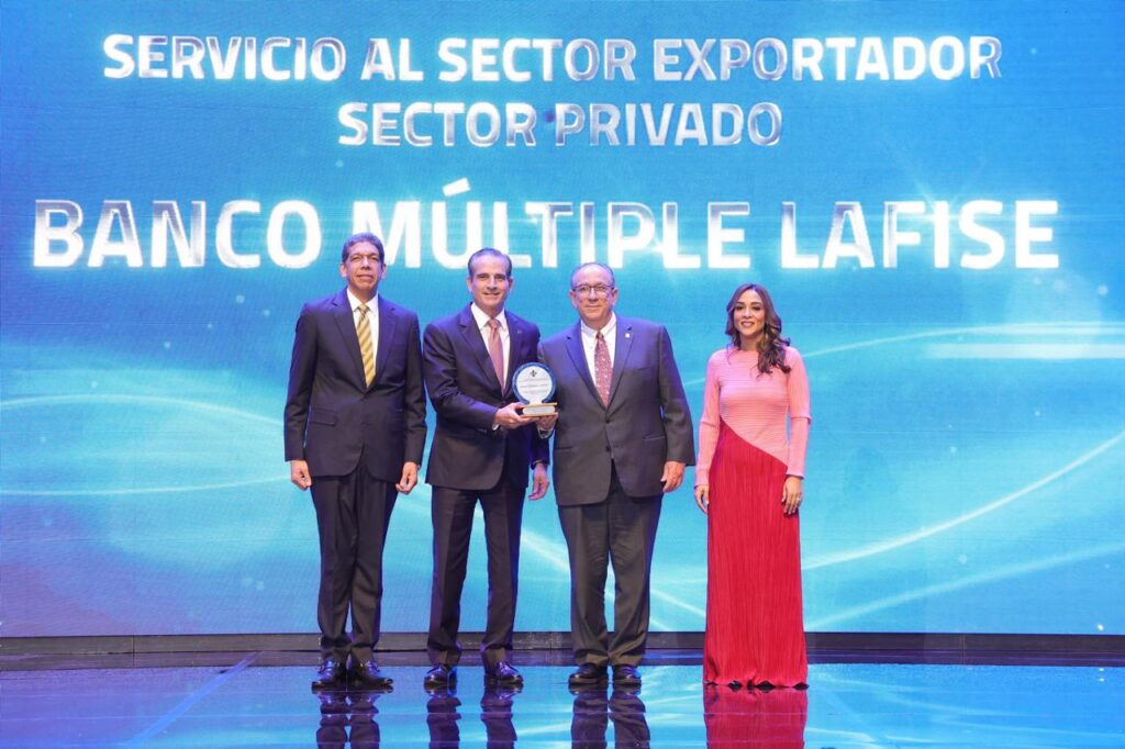 Banco LAFISE agradece premio «Servicio al Sector Exportador», otorgado por ADOEXPO LAFISE