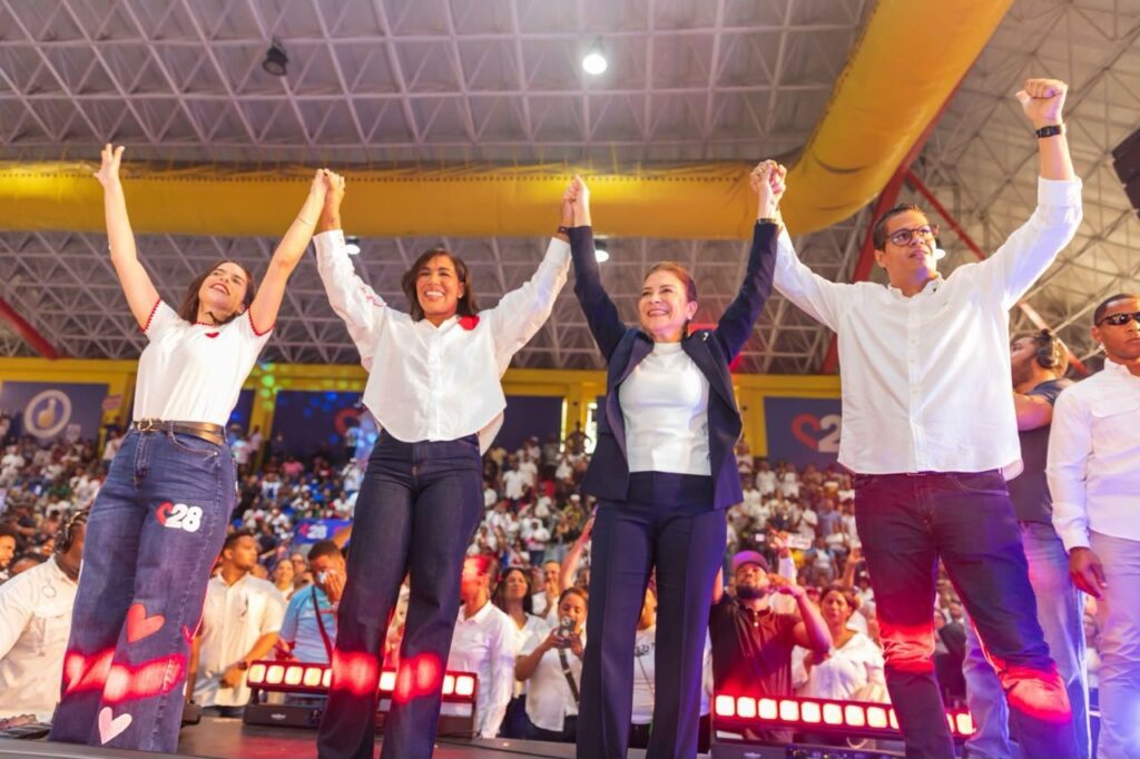 Carolina Mejía juramenta comandos juveniles de su proyecto presidencial Bulin 47